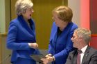 Merkelová rozesmála Mayovou. Důvodem byla jejich fotomontáž v modrých kostýmech