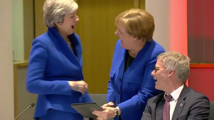 Merkelová rozesmála Mayovou. Důvodem byla jejich fotomontáž v modrých kostýmech