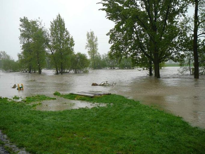 Řeka Ostravice, kde voda dosahuje k oběma hrázím - na březích Vratimova a Hrabové u Ostravy.