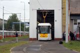 V opravnách pražského dopravního podniku v Hostivaři právě smontovali novou tramvaj. Jmenuje se EVO 1.