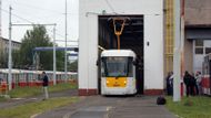 V opravnách pražského dopravního podniku v Hostivaři právě smontovali novou tramvaj. Jmenuje se EVO 1.