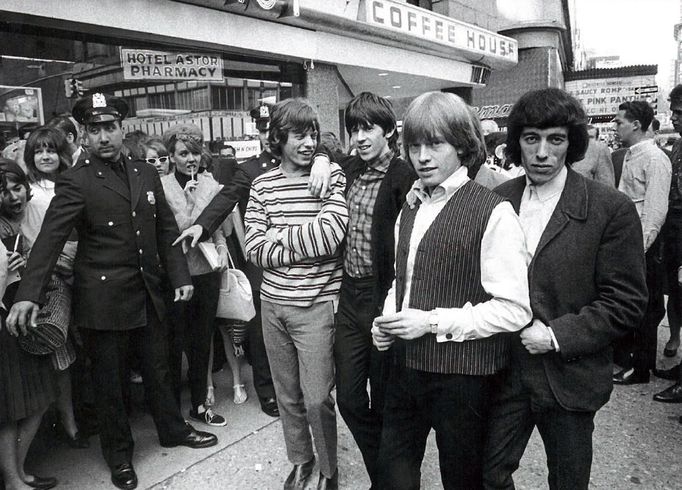 Rolling Stones před newyorským hotelem při první návštěvě USA, červen 1964. Richards druhý zleva.