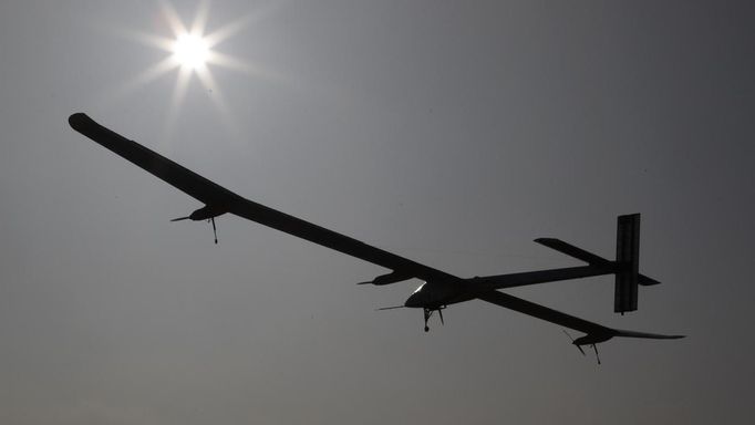 A Solar Impulse aircraft takes off at Payerne airport May 24, 2012. The Solar Impulse HB-SIA prototype aircraft, which has 12,000 solar cells built into its 64.3 metres (193 feet) wings, attempted its first intercontinental flight from Payerne to Rabat in Morocco with a few days for a technical stop and a change of pilot in Madrid. This flight will act as a final rehearsal for the 2014 round-the-world flight. REUTERS/Denis Balibouse (SWITZERLAND - Tags: TRANSPORT SCIENCE TECHNOLOGY SOCIETY) Published: Kvě. 24, 2012, 7:22 dop.