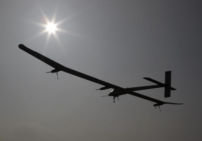 A Solar Impulse aircraft takes off at Payerne airport May 24, 2012. The Solar Impulse HB-SIA prototype aircraft, which has 12,000 solar cells built into its 64.3 metres (193 feet) wings, attempted its first intercontinental flight from Payerne to Rabat in Morocco with a few days for a technical stop and a change of pilot in Madrid. This flight will act as a final rehearsal for the 2014 round-the-world flight. REUTERS/Denis Balibouse (SWITZERLAND - Tags: TRANSPORT SCIENCE TECHNOLOGY SOCIETY) Published: Kvě. 24, 2012, 7:22 dop.