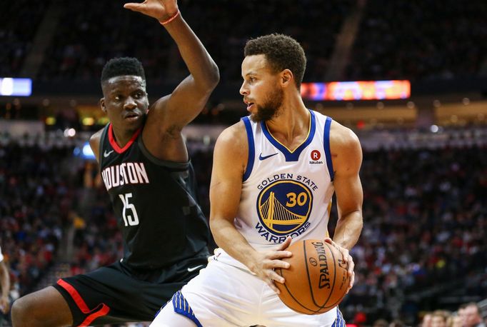 Stephen Curry, nejlepší střelec Golden State, se snaží prosadit přes obranu Clinta Capela z Houstonu