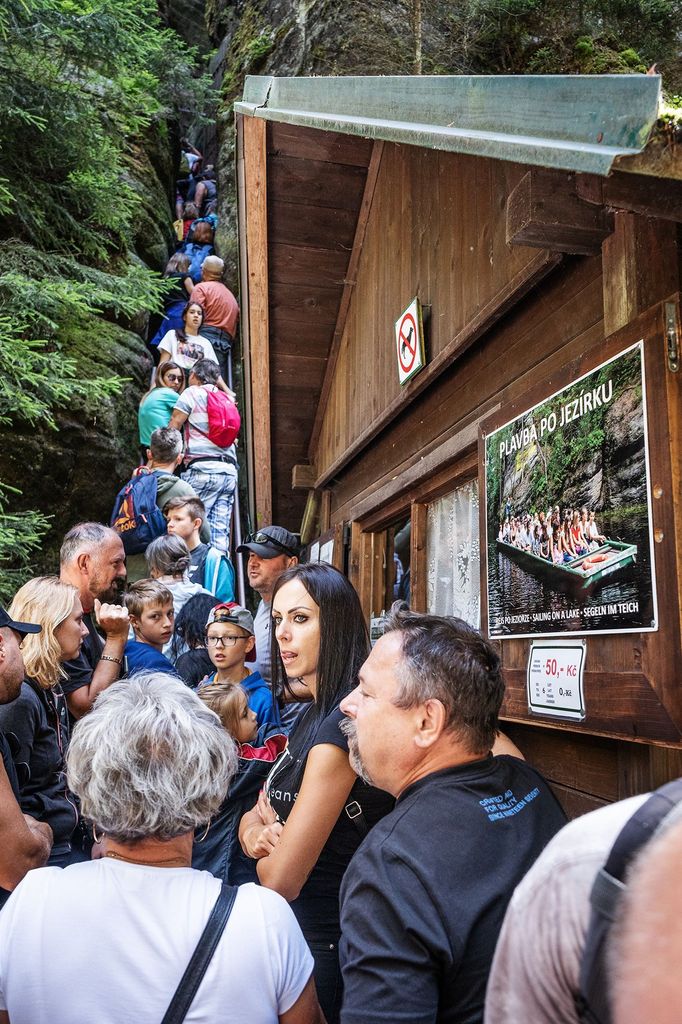 Overturismus: Turistická apokalypsa v Adršpachu během svátku Nanebezetí Panny Marie