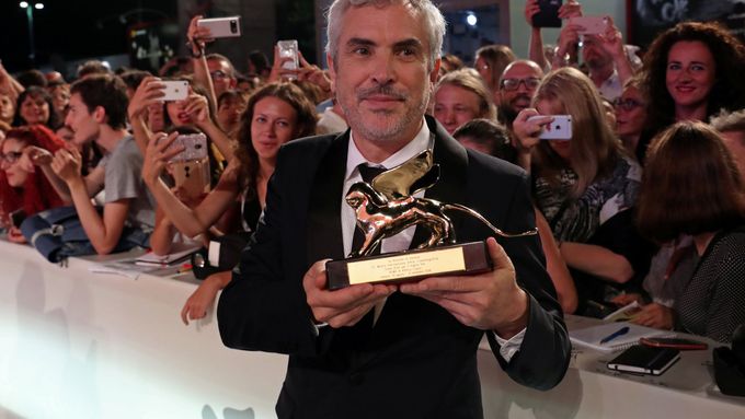 Alfonso Cuarón, mexický režisér dramatu "Roma" s oceněním z Benátek.