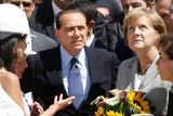Německá kancléřka Angela Merkelová si před začátkem summitu G8 prohlédla s italským premiérem Silviem Berlusconim město Onna poblíž L'Aquily; obě zasáhlo nedávno silné zemětřesení.