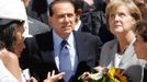 Německá kancléřka Angela Merkelová si před začátkem summitu G8 prohlédla s italským premiérem Silviem Berlusconim město Onna poblíž L'Aquily; obě zasáhlo nedávno silné zemětřesení.