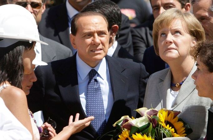 Německá kancléřka Angela Merkelová si před začátkem summitu G8 prohlédla s italským premiérem Silviem Berlusconim město Onna poblíž L'Aquily; obě zasáhlo nedávno silné zemětřesení.