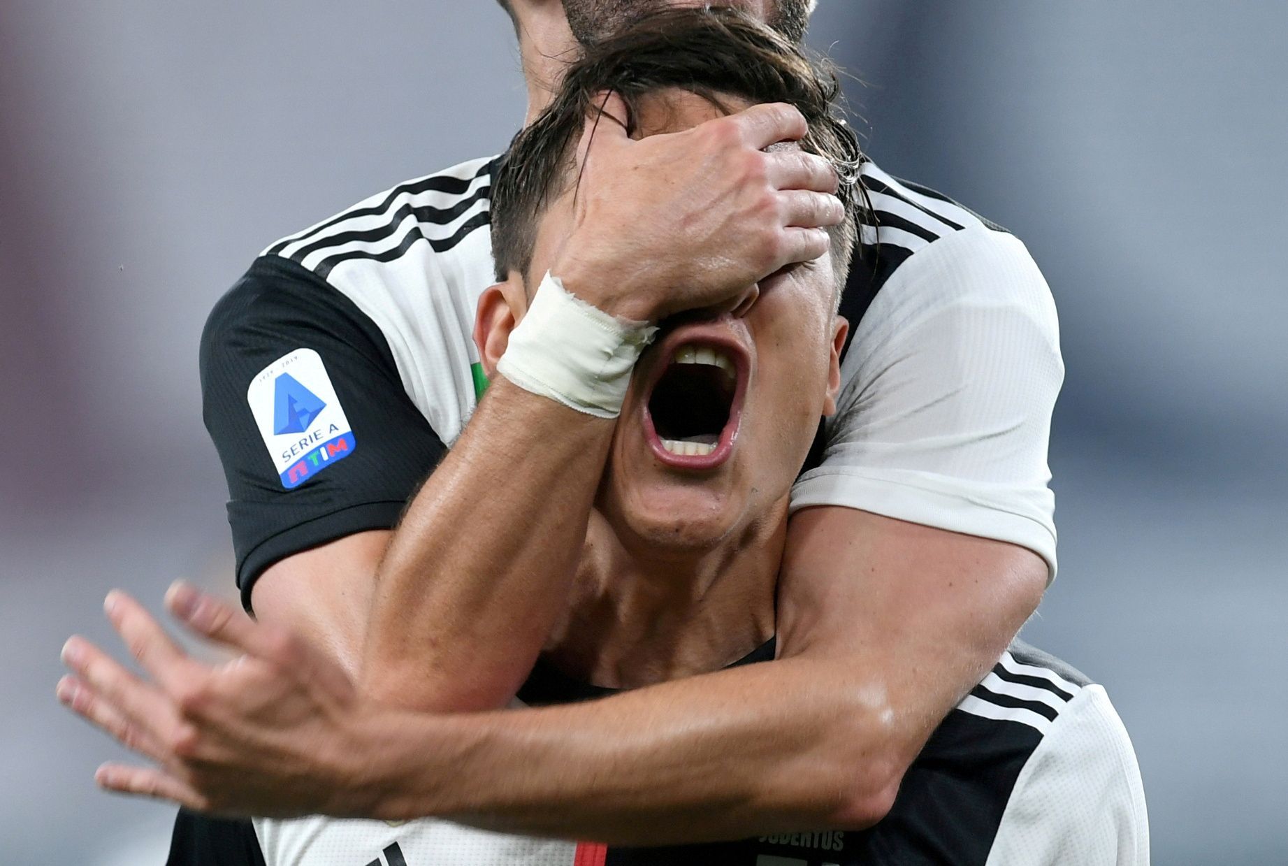 Nejhezčí fotky Reuters 2020 - Hráči Juventusu slaví gól v zápase italské ligy s Janovem