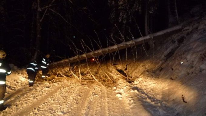 Kvůli hrozbě pádu stromů museli silničáři uzavřít silnici na Jablonecku
