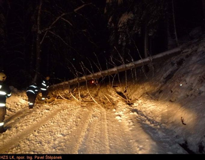 Kvůli hrozbě pádu stromů museli silničáři uzavřít silnici na Jablonecku