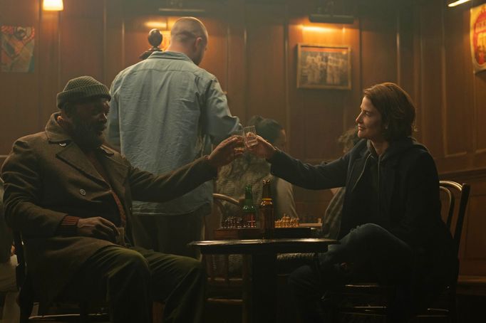 Samuel L. Jackson jako Nick Fury a Cobie Smulders coby Maria Hill.