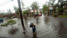 Residents evacuate the Forestwood Apartments in the Olde Towne area after Hurricane Isaac passed through Slidell, Louisiana , August 30, 2012. Hurricane Isaac forced evacuations affecting tens of thousands of people in Louisiana and Mississippi on Thursday, even as relieved New Orleans residents said its destruction was nothing like that seen after Hurricane Katrina in 2005. REUTERS/Michael Spooneybarger (UNITED STATES - Tags: ENVIRONMENT DISASTER) Published: Srp. 30, 2012, 8:04 odp.