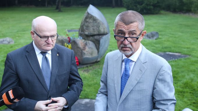 Andrej Babiš během rychlé prohlídky památníku v Letech.
