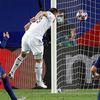 Arkadiusz Milik dává gól v odvetném osmifinále Ligy mistrů Barcelona - Neapol