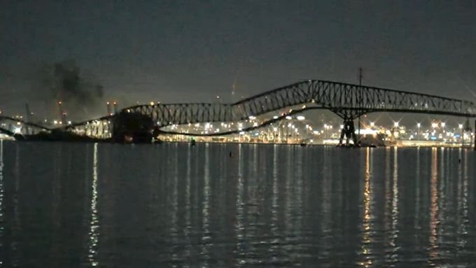 Nákladní loď v Baltimoru narazila do mostu, který se ihned zřítil