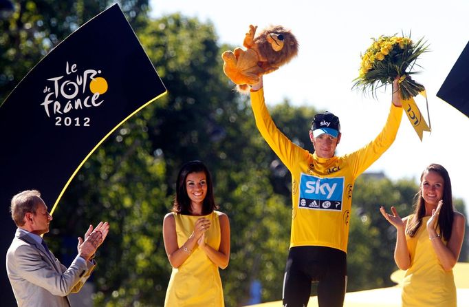 Britský cyklista Bradley Wiggins slaví vítězství v Tour de France po její poslední 20. etapě.