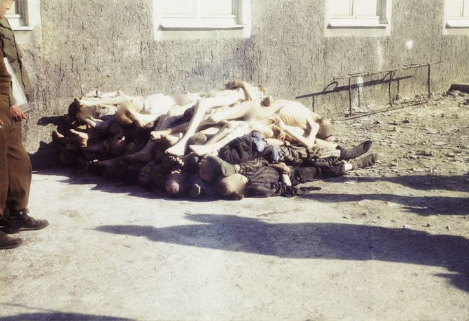 Fotografie z období osvobození koncentračního tábora Buchenvald. Duben 1945.