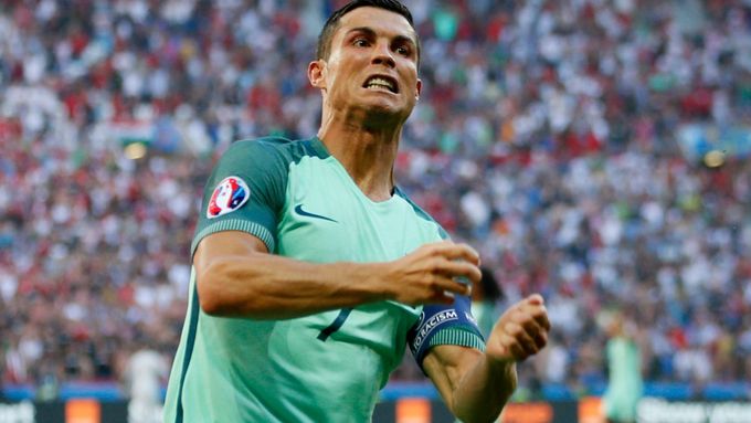 Cristiano Ronaldo se na Euru konečně trefil. Maďarského brankáře Gábora Királyho překonal dvakrát.