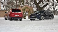 Zatímco CR-V může být až sedmimístné a praktickým interiérem připomíná vymírající segment MPV, Toyota je více sportovně-užitková.