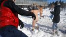 People wearing no clothes run through a snow ball fight between students from Harvard University and Massachusetts Institute of Technology (MIT) in Cambridge, Massachusetts February 10, 2013 following a winter blizzard which dumped up to 40 inches of snow with hurricane force winds, killing at least nine people and leaving hundreds of thousands without power. REUTERS/Brian Snyder (UNITED STATES - Tags: ENVIRONMENT) Published: Úno. 10, 2013, 6:51 odp.