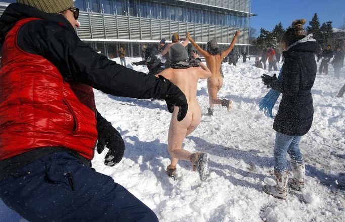 People wearing no clothes run through a snow ball fight between students from Harvard University and Massachusetts Institute of Technology (MIT) in Cambridge, Massachusetts February 10, 2013 following a winter blizzard which dumped up to 40 inches of snow with hurricane force winds, killing at least nine people and leaving hundreds of thousands without power. REUTERS/Brian Snyder (UNITED STATES - Tags: ENVIRONMENT) Published: Úno. 10, 2013, 6:51 odp.