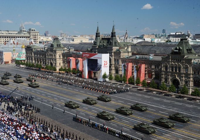 Nejnovější verze tanků T-80BVM a tanky T-14 Armata na Rudém náměstí v centru Moskvy.