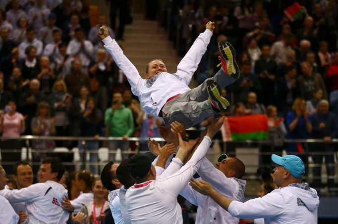 Aliaksandra Sasnovičová létá nad hlavami celého týmu při oslavě postupu do finále Fed Cupu