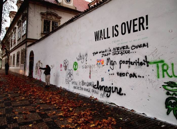 Lennonova zeď přemalovaná na bílo.