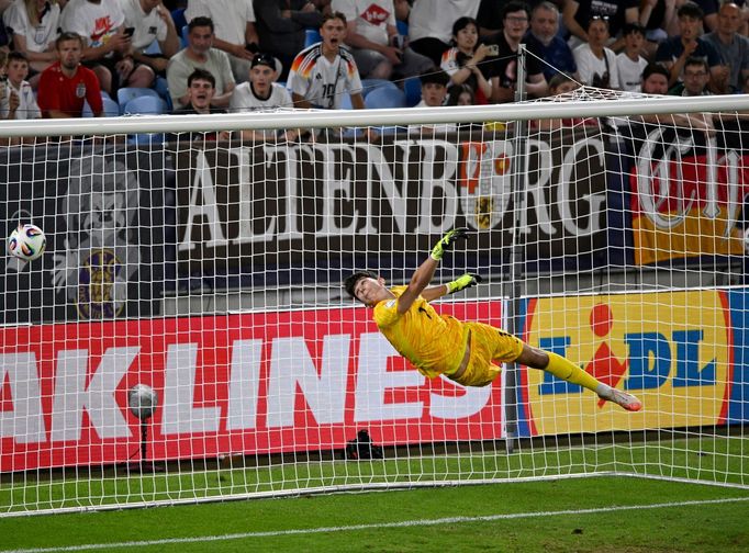 James Beadle inkasuje gól ve finále ME do 21 let Anglie - Německo