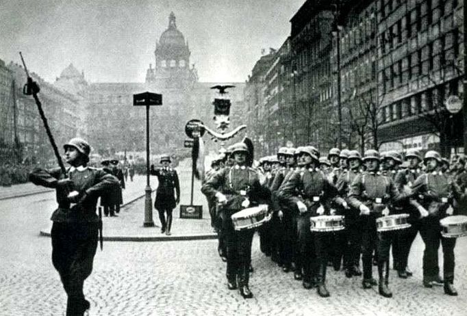 Na Václavském náměstí se po okupaci uskutečnila vojenská přehlídka. Nechyběla ani vojenská hudba