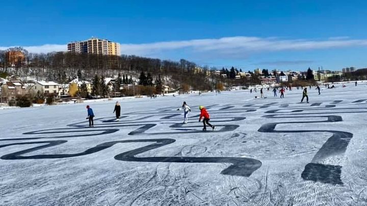 Praha na bruslích. Jedním z nejoblíbenějších míst je teď Kyjský rybník