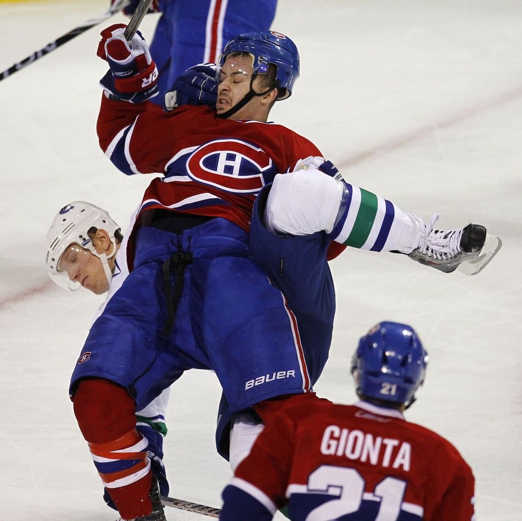 Srážky, bitky a góly v nočních zápasech NHL