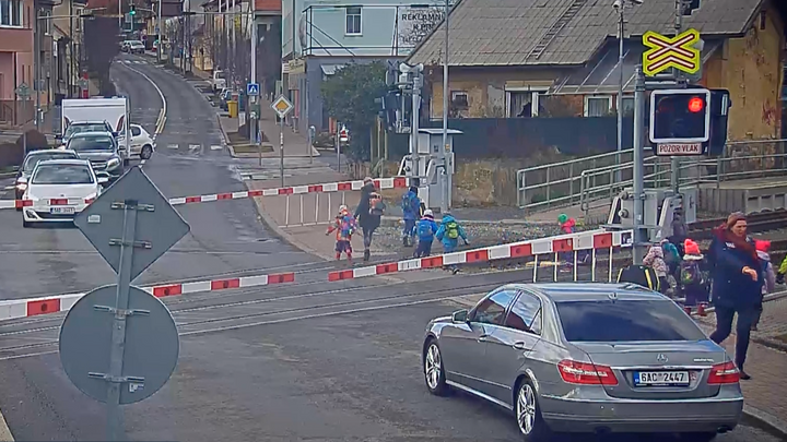 Vychovatelky, jež převedly děti přes závorami uzavřené koleje, dostaly pokutu