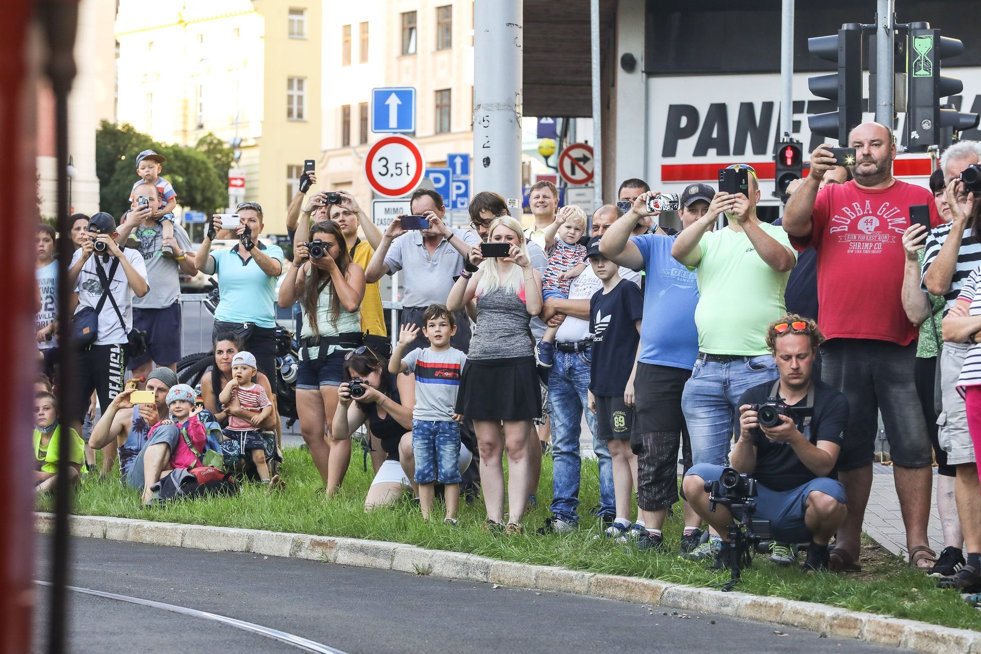 Průvod tramvají, tramvaj, trať Jablonec nad Nisou - Liberec, loučení, rozchod kolejí 1000 milimetrů, šotouš