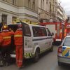 Záchranáři vyrážejí v Soukenické ulici hledat zasypaných čtveřici mužů