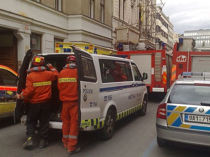 Asi dvě hodiny po sesuvu speciálně vycvičení psi označili dvě místa, kde by se mohli nacházet zavalení. Záchranáři na nich začali kopat.