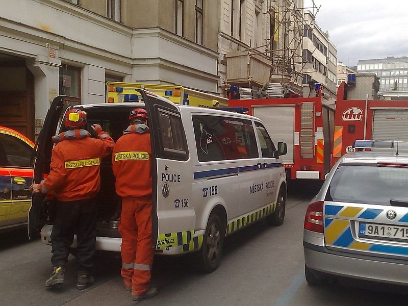 Záchranáři vyrážejí v Soukenické ulici hledat zasypaných čtveřici mužů
