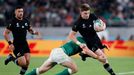 Čtvrtfinále MS v ragby 2019, Nový Zéland - Irsko: Beauden Barrett (Nový Zéland) v souboji s Garrym Ringrosem (Irsko).