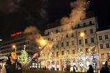 Václavské náměstí patřilo tradičně pyrotechnice, podle vyjádření hasičů a záchranářů pro ČTK ale nebyly letošní oslavy bouřlivější než v minulých letech.