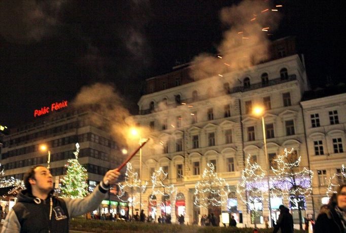 Oslavy na pražském Václavském náměstí probíhají velmi poklidně, lidé se fotí a popíjejí, ze všech stran je slyšet italština a je tu i hodně čínských a ruských turistů.