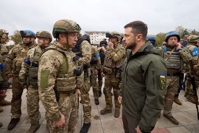 Vlevo Oleksandr Syrskyj a vpravo ukrajinský prezident Volodymyr Zelenskyj.