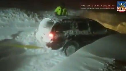 Ve sněhové vánici na Božím Daru zapadlo několik aut