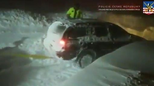 Sněhová vánice ochromila Karlovarsko a Boží dar. Policie od rána vyprošťovala několik zapadlých aut