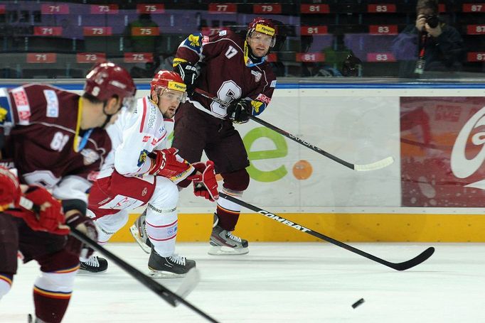 Hokejisté pražské Sparty Dominik Pacovský (vlevo) a Jaroslav Hlinka před Martinem Lojkem při souhře v utkání 6. kola Tipsport extraligy 2012/13 s Oceláři Třinec.