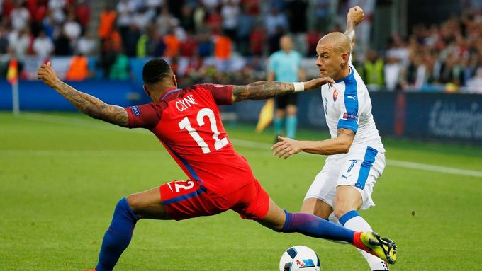 Slovenská reprezentace se utkala s Anglií na nedávném Euru. V souboji o míč jsou Vladimír Weiss (vpravo) a Nathaniel Clyne.