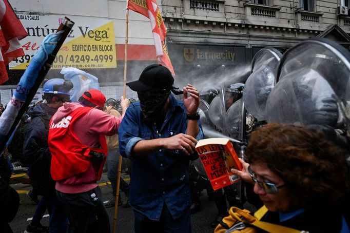 Bezpečnostní složky použili proti demonstrantům vodní děla a slzný sprej.