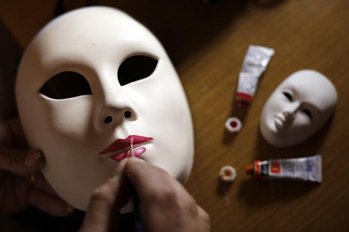 Marco Dilauro paints a mask which he will wear during the annual Venice Carnival January 25, 2013. Dilauro, 43, is a tax collector by day, but his real passion is making masks and costumes for the carnival. A resident of Como, northern Italy, he chooses fabrics, ribbons, lace and costume jewellery to make the period costumes after doing extensive research, and wears them at Carnival, which ends on the day before Ash Wednesday. Picture taken January 25, 2013. REUTERS/Alessandro Bianchi (ITALY - Tags: SOCIETY) Published: Led. 27, 2013, 11:03 odp.